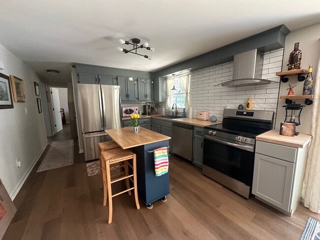 Photo - Beautiful furnished well maintain 3 bedrooms, 1.5 Baths