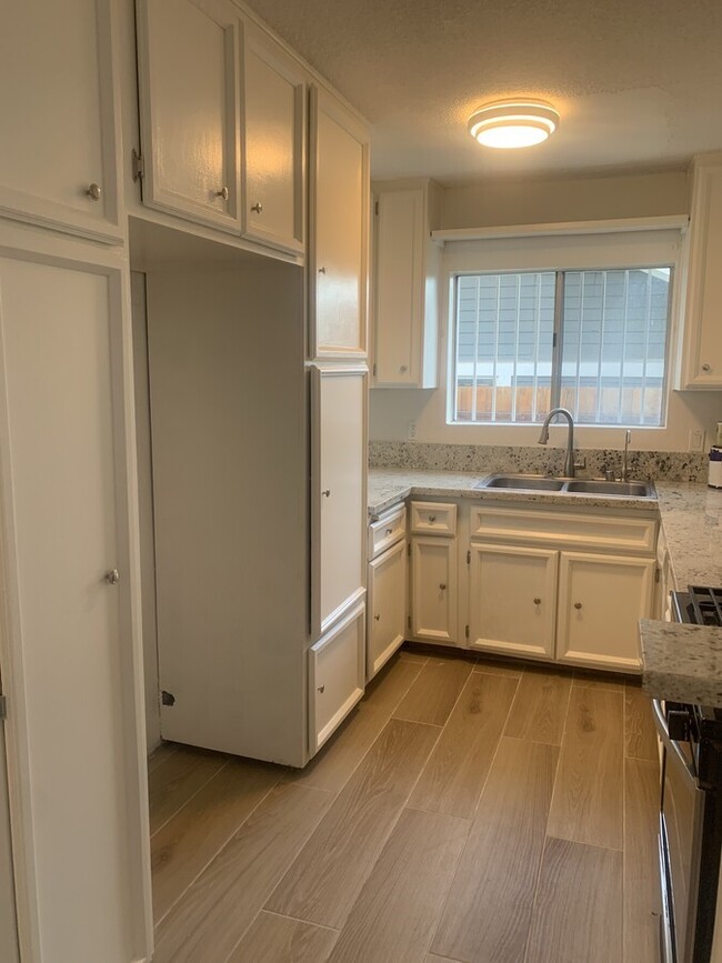 Kitchen - 1812 Mariposa Ave Apartments