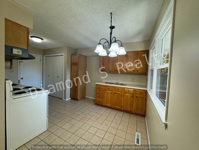 Photo - 3 Bedroom Home Located Near Mercy!
