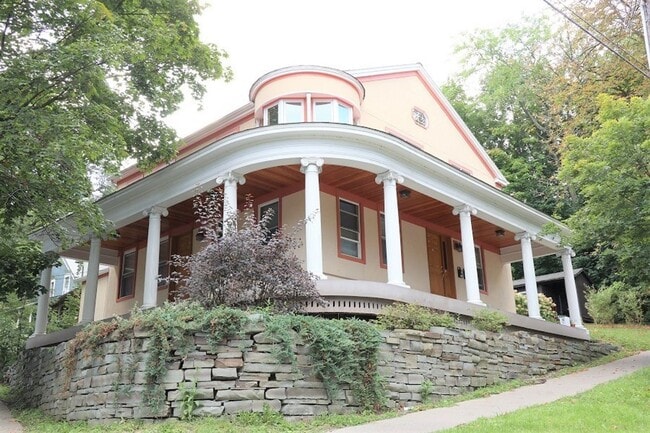 Building Photo - 201 S Aurora St Unit 1