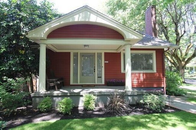 Photo - Lovely 3Bd / 2.5Ba Bungalow in Laurelhurst...