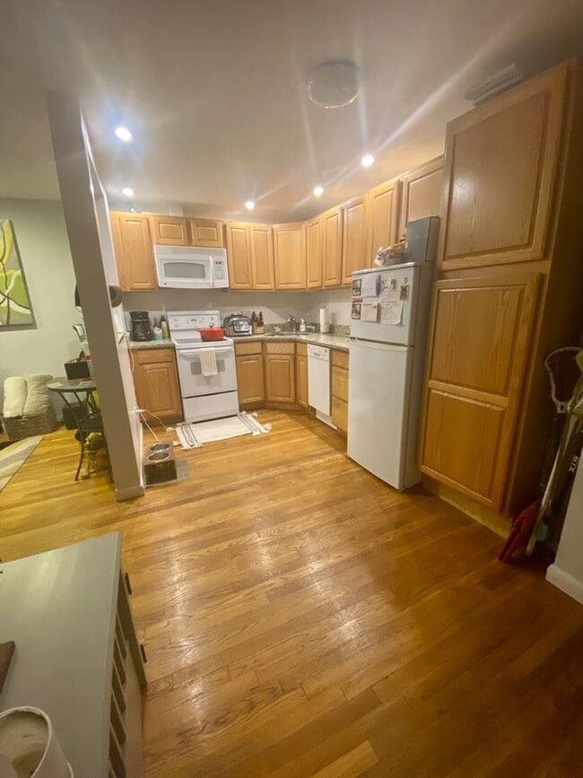Photo - Huge 1 bedroom unit located next to the Green Line.