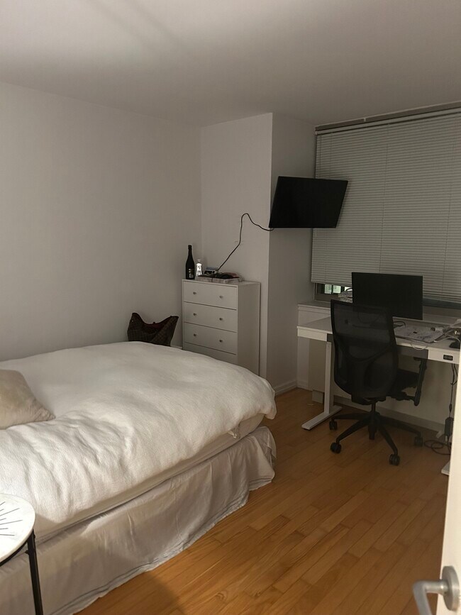 448 W 44th St Unit 3