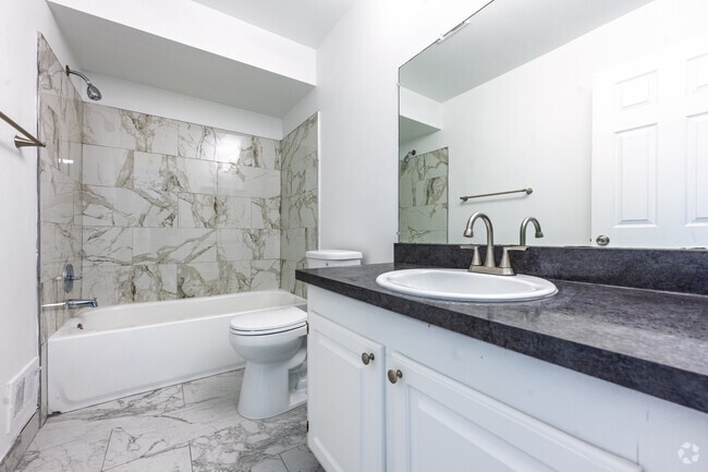 2BR, 1.5BA - 990SF - Full Bathroom
