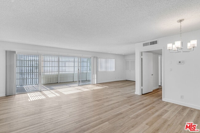 Building Photo - 825 S Gretna Green Way Unit T