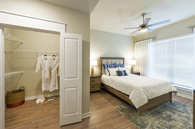 Photo - Prime Houston Location with Modern Style! Unidad IYL