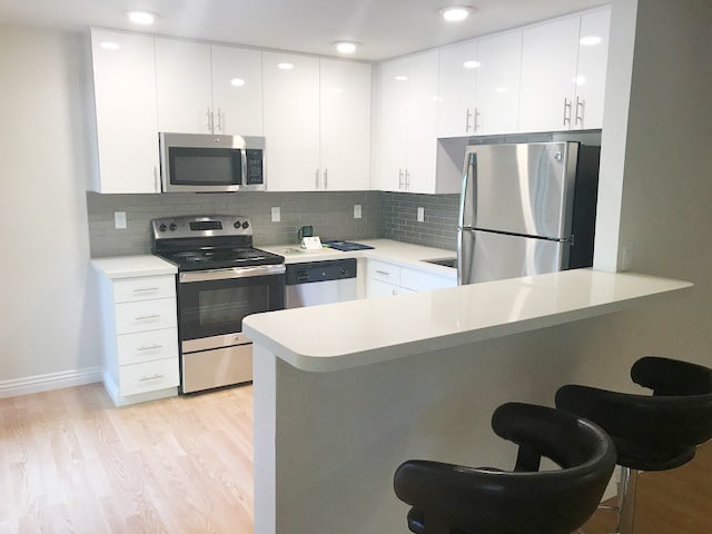 Quartz Counters w/ Stainless Steel Appliances