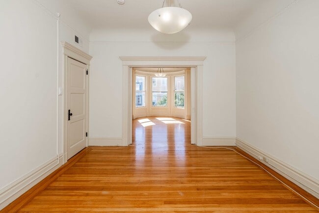 Photo - LARGE Full Floor 4BR/2BA. In-Unit Laundry, New Stainless Appliances! Unit 486