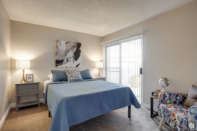 2BR, 2BA - 822 SF
