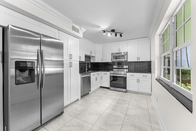Building Photo - 4240 Oaks Terrace Unit 103