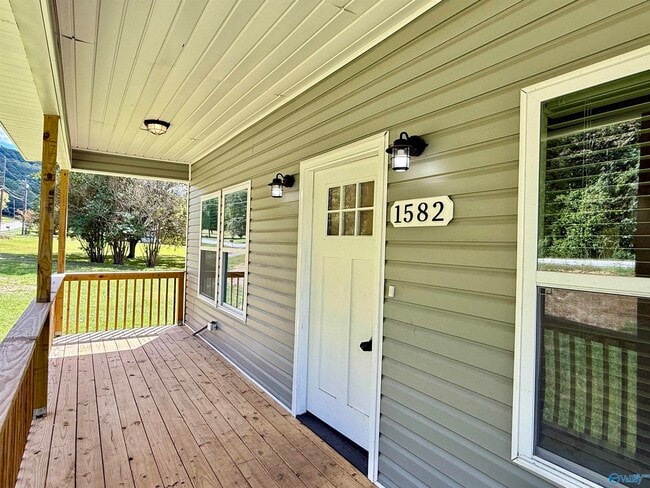 Photo - 1582 Hobbs Island Rd SE