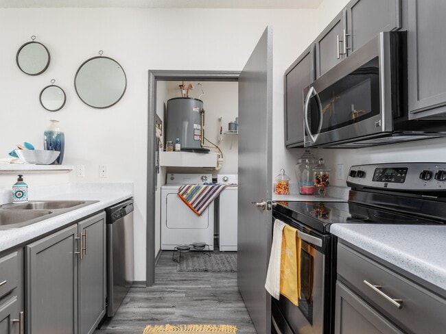 Cocina recientemente renovada con sala de servicios - Brunswick Point Apartments