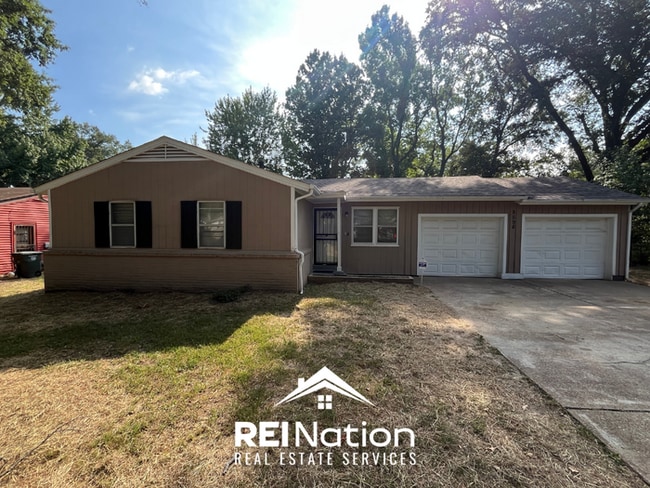 Building Photo - HOT LISTING! 3BR/1.5BA Memphis Gem | Hardwoods & Fenced Yard | 2-Car Garage!