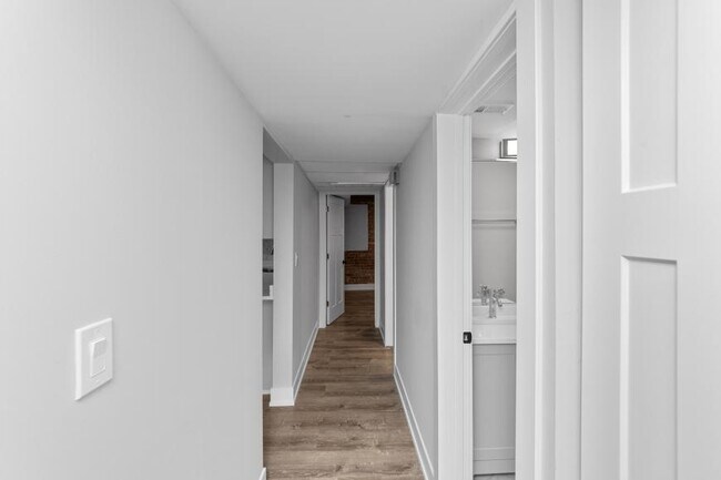 Building Photo - 1 bedroom in Chicago IL 60610 Unit C5