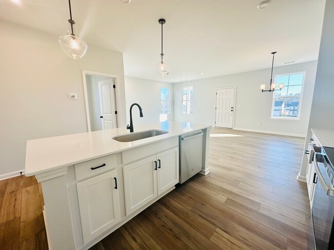 Photo - 853 York Aly