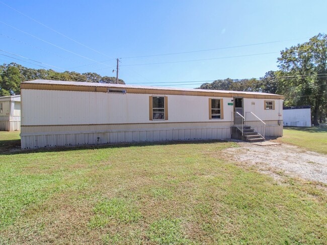 Photo - Updated 2BR/1BA Trailer in Muscle Shoals –...