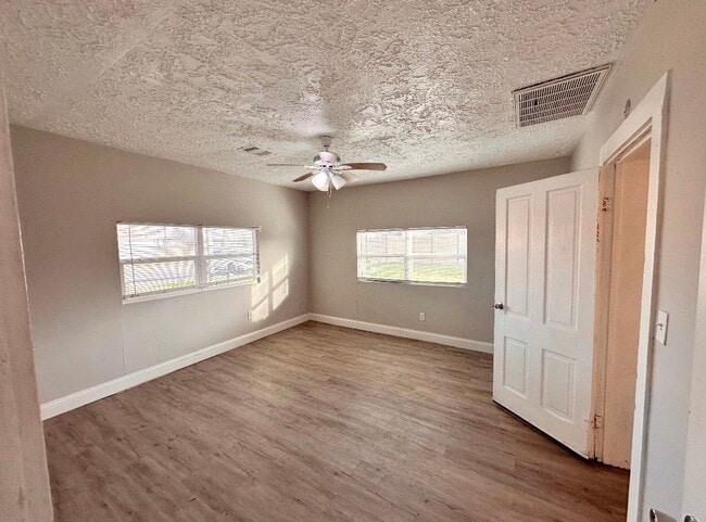 Building Photo - 104 S 7th St