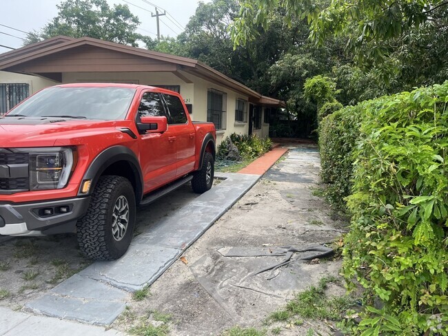 Building Photo - 4521-4523 NW 13th Ave Rental