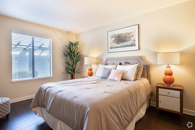 1BR, 1BA - 743SF