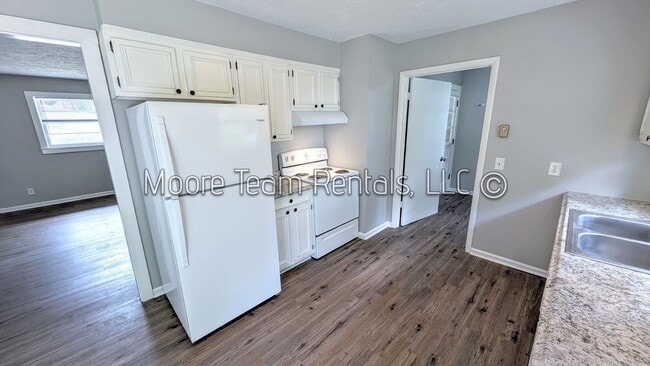 Photo - 182 Ewart Dr