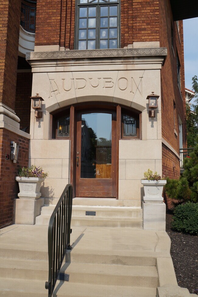 La entrada principal en Riverside Drive. - The Audubon