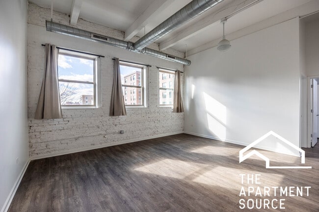 Building Photo - 932 W Dakin St Unit 301