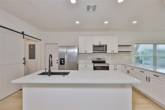 Photo - 829 18th St S