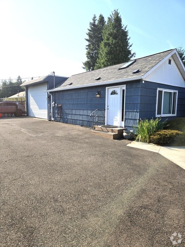 Building Photo - Large One Bedroom with oversized Garage on... Rental