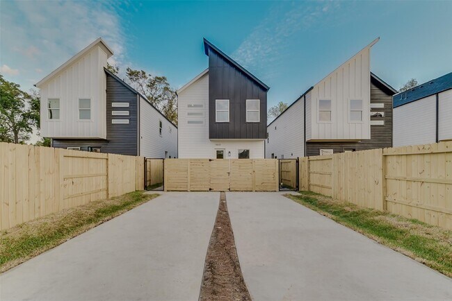 Photo - 9433 Pembrook St