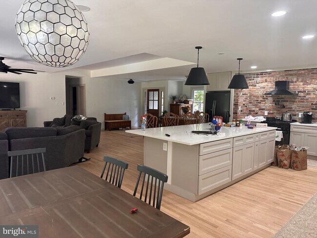 Photo - 827 Locust Dr