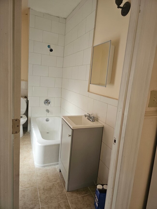 Photo - 291 E North St Unit 3 beds 1 bath upstairs