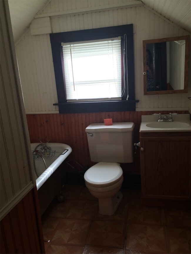 Photo - 208 Lindale Ave