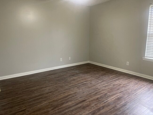 Photo - 406 Camden Cir