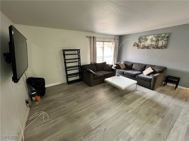 Building Photo - 4961 River Glen Dr Unit 28