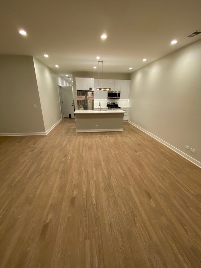 Building Photo - 3348 N Ashland Ave Unit 3