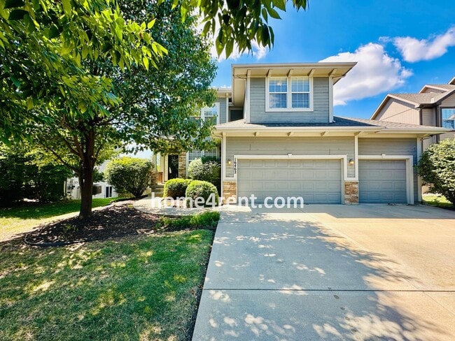 Building Photo - Gorgeous Olathe, 5 BR Home w/ Wood floors,...