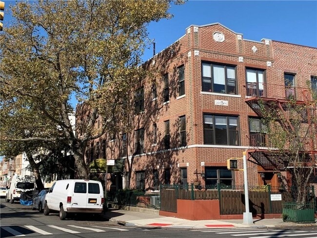 Building Photo - 6922 12th Ave Unit 1F