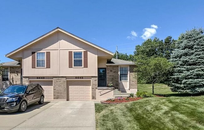 8642 N Hull Ave Kansas City, MO 64154 - 8642 N Hull Ave Kansas City, MO 64154 Casa Adosada