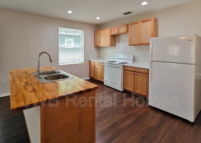Photo - 1728 6th St W