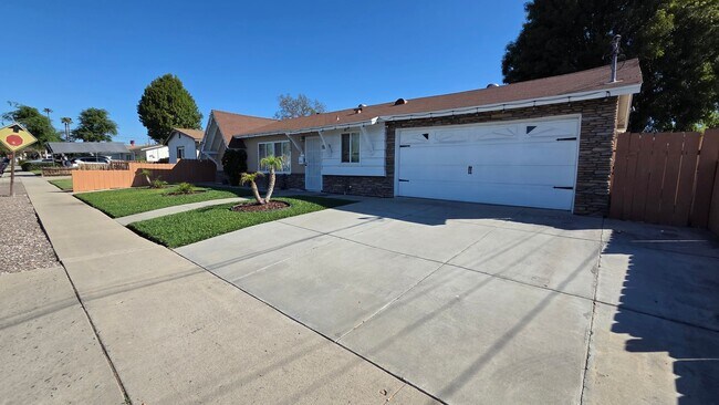 Photo - Spacious 3 bed 1 bath with a large backyard!