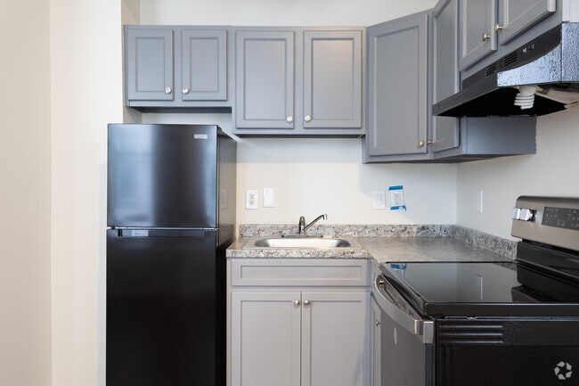 2BR, 1BA - 586SF -Kitchen