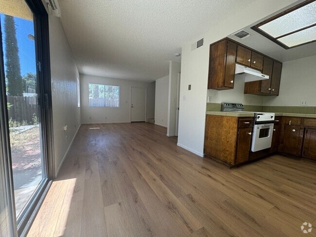 Building Photo - 2 Bedrooms, 1.5 Bath Townhouse Style Apart... Unit D