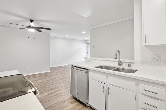 Photo - 4444 Ensign Avenue
