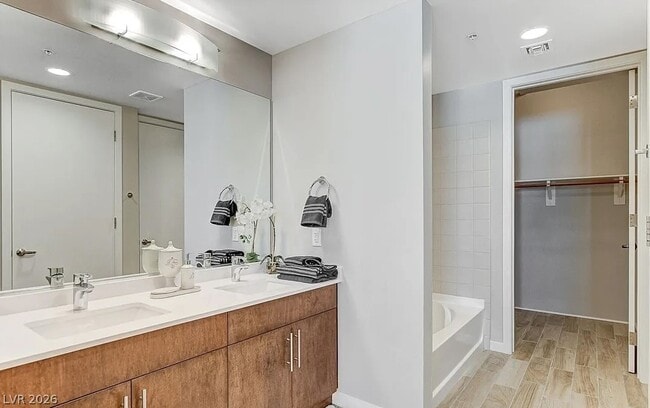 Photo - 353 E Bonneville Ave Unidad 802