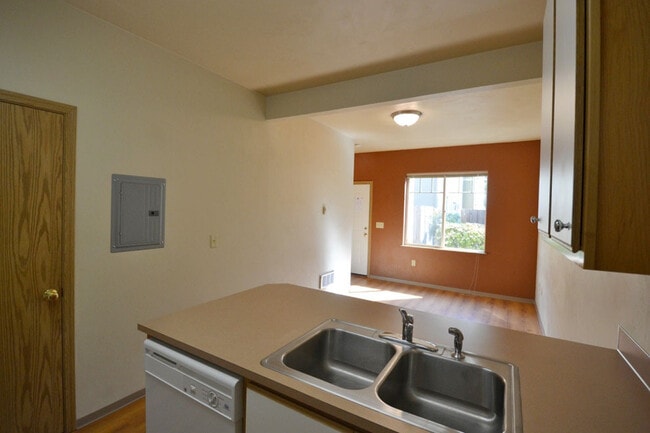 Photo - 2 Bed Townhouse with lots of Storage! Blocks from U of O!! Unit D