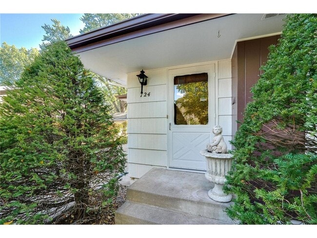 Photo - 724-50 1/2 50 1/2 Ave NE