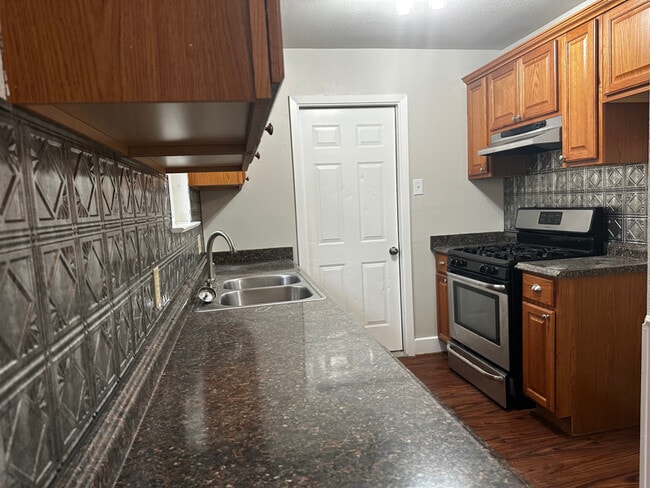 Photo - 557 NW Newton Dr