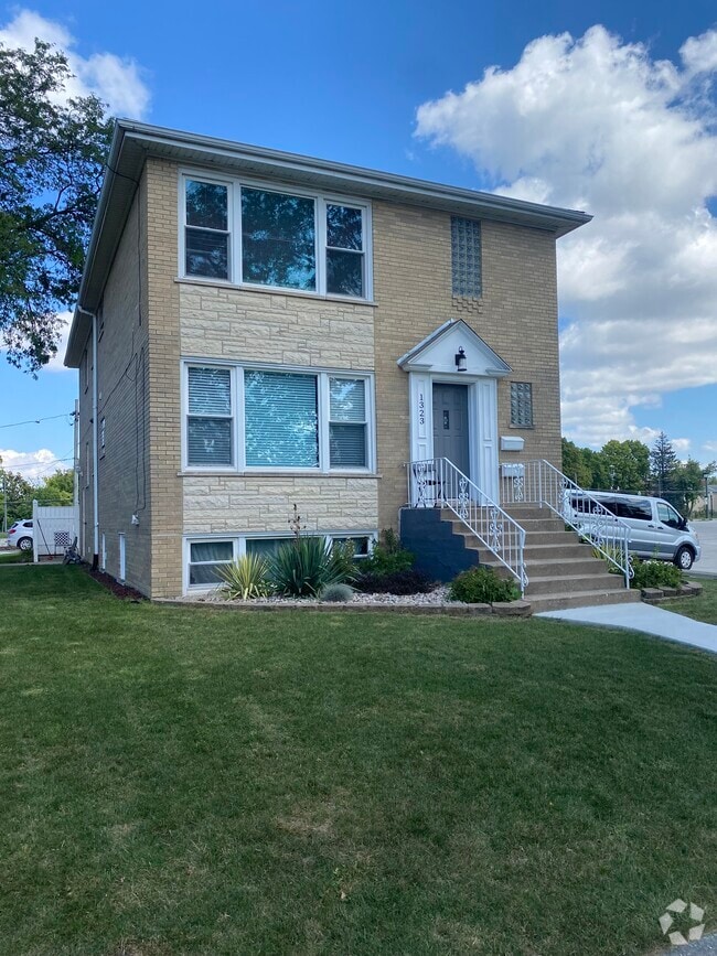 Building Photo - 1323 W Cossitt Ave Unit 2 Rental