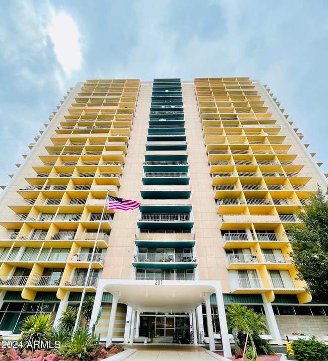 Photo - 207 W Clarendon Ave Unidad C22