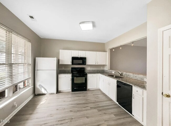 Photo - 203 Canyon Lake Cir